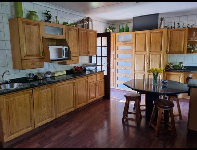 4 BEDROOM HOUSE FOR SALE IN PETERSFIELD